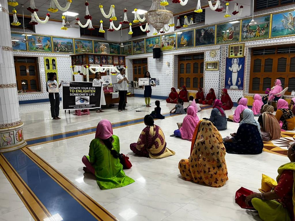 ભુજમાં જી. કે. જન. અદાણી હોસ્પિ. દ્વારા ચક્ષુદાન પખવાડિયાની ઉજવણી દરમિયાન હરિભક્તો અને સાંખ્યયોગી બહેનોએ ચક્ષુદાન અંગે સંકલ્પ&nbsp;કર્યો