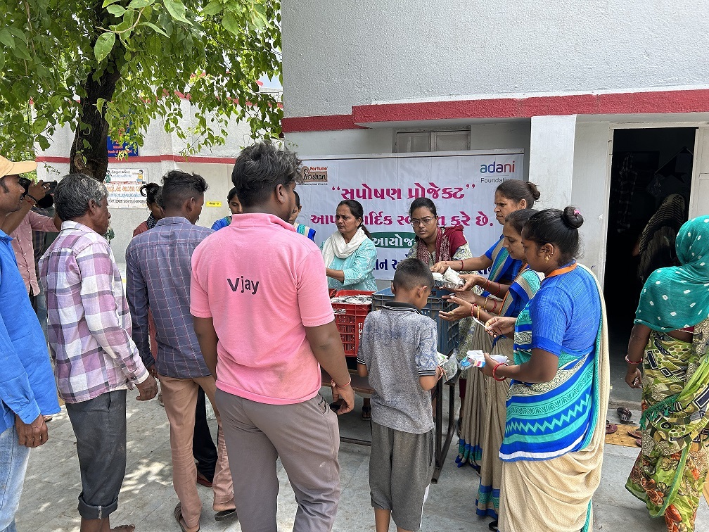 અદાણી ફાઉન્ડેશન દ્વારા પાંચ ગામોના લોકોને નિ:શુલ્ક ફૂડ પેકેટ્સ અને ભોજન ઉપલબ્ધ કરાવવામાં&nbsp;આવ્યું