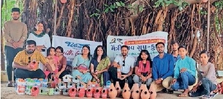 કુકમાની સીમમાં પક્ષીઓને મદદરૂપ થવા યુવાનો દ્વારા અનોખો&nbsp;પ્રયાસ