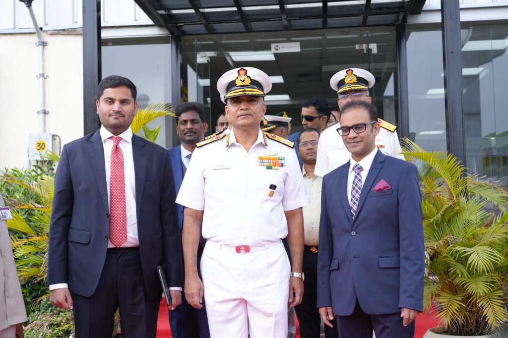 નૌકાદળના વડાએ અદાણી ડિફેન્સ એન્ડ એરોસ્પેસની સૌપ્રથમ સ્વદેશી બનાવટની દ્રષ્ટિ 10 UAVનું અનાવરણ&nbsp;કર્યું