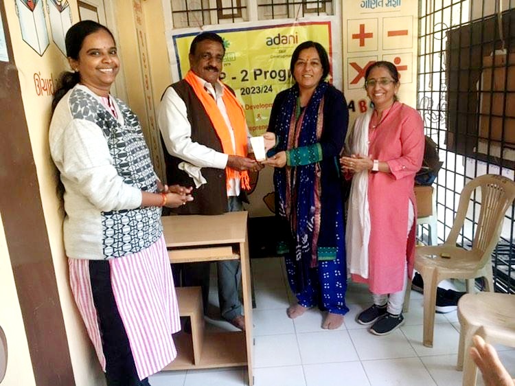 માધાપરમાં 30 બહેનો માટે અદાણી સ્કીલ ડેવ. અને ઉદ્યોગ સાહસિકતા વિકાસ સંસ્થાનના સયું. ઉપક્રમે તાલીમનો&nbsp;પ્રારંભ