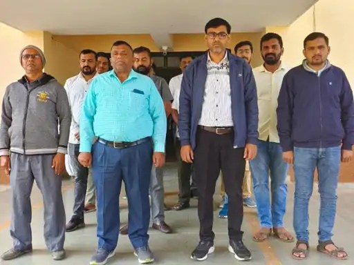 રાપરમાં શહીદદિન નિમિત્તે સરકારી કચેરીઓમાં શહીદોના માનમાં મૌન પાળી શ્રધ્ધાંજલી અર્પણ કરવામાં&nbsp;આવી