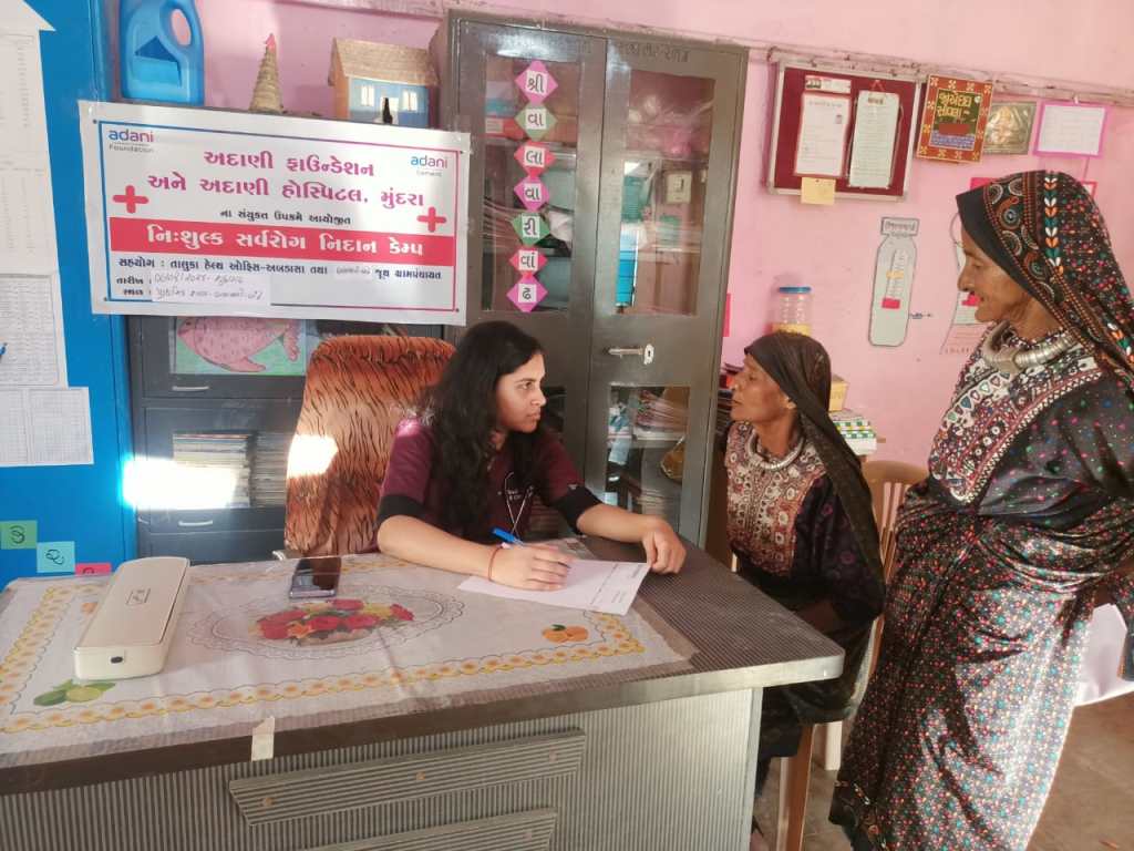 અદાણી ફાઉન્ડેશન દ્વારા અબડાસા તાલુકામાં 1100થી વધુ દર્દીઓને તપાસ અને સારવાર બાદ વિનામૂલ્યે દવાઓ આપવામાં&nbsp;આવી