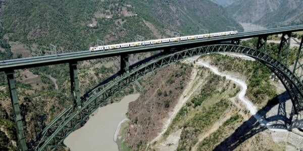 એફિલ ટાવર કરતાં 35 મીટર ઊંચા ચિનાબ રેલવે પુલ પર ટ્રેન&nbsp;દોડાવી