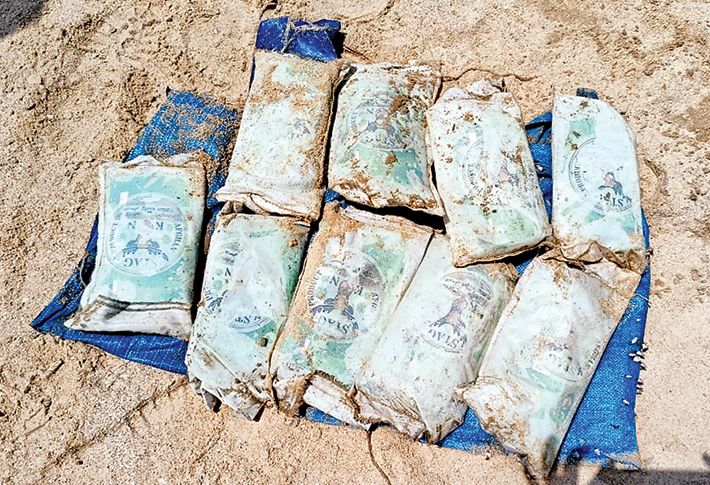 જખૌ પાસેના દરિયા કાંઠેથી બીએસએફ અને એનસીબીના જવાનોને માદક પદાર્થના 9 પેકેટ મળી&nbsp;આવ્યાં