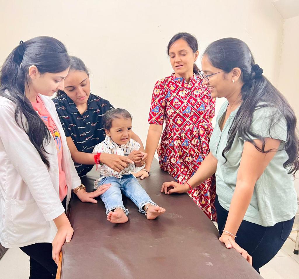 જી. કે. જન. અદાણી હોસ્પિ. માં પ્રતિ માસે ઈન અને આઉટડોરના સરેરાશ ૧૩૦ દર્દીઓને ફિઝીઓથેરાપિસ્ટ આપે છે&nbsp;સારવાર