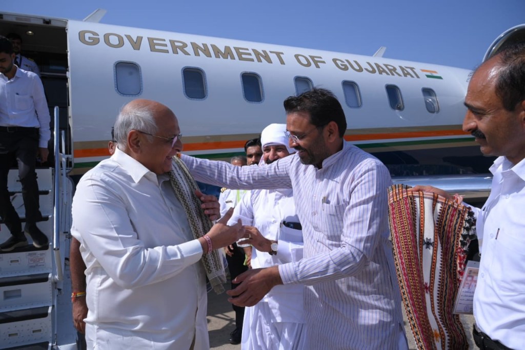 કચ્છ પધારેલા મુખ્યમંત્રીશ્રી ભૂપેન્દ્રભાઈ પટેલનું ભુજ એરપોર્ટ ખાતે ઉમળકાભેર&nbsp;સ્વાગત