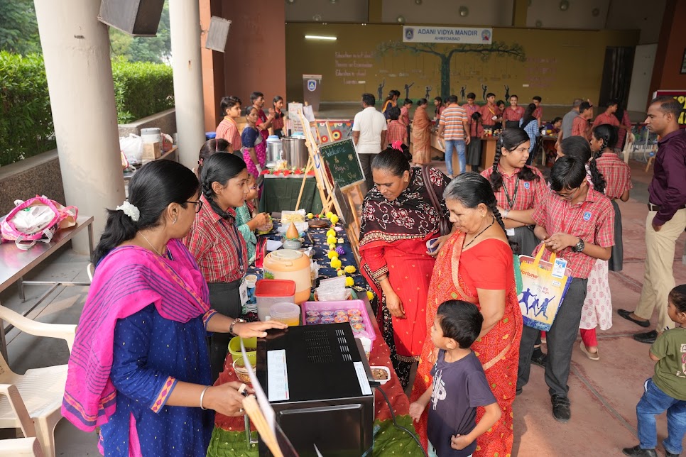 અદાણી વિદ્યામંદિર અમદાવાદ ખાતે વિદ્યાર્થીઓ વાલીઓ પાસેથી ‘લર્ન ટુ અર્ન’ ના પાઠ&nbsp;શીખ્યા!