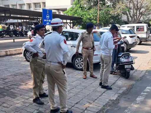 રાજકોટ મનપા અને બહુમાળી સહિત સરકારી કચેરીઓ બહાર પોલીસનું સઘન&nbsp;ચેકિંગ