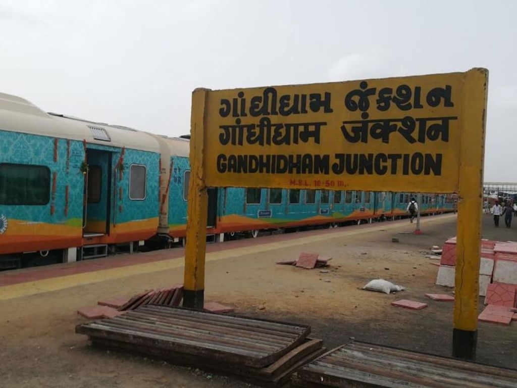 ગાંધીધામનાં રેલવે સ્ટેશનમાં 13 હજારનાં દારૂ સાથે બે&nbsp;ઝડપાયા