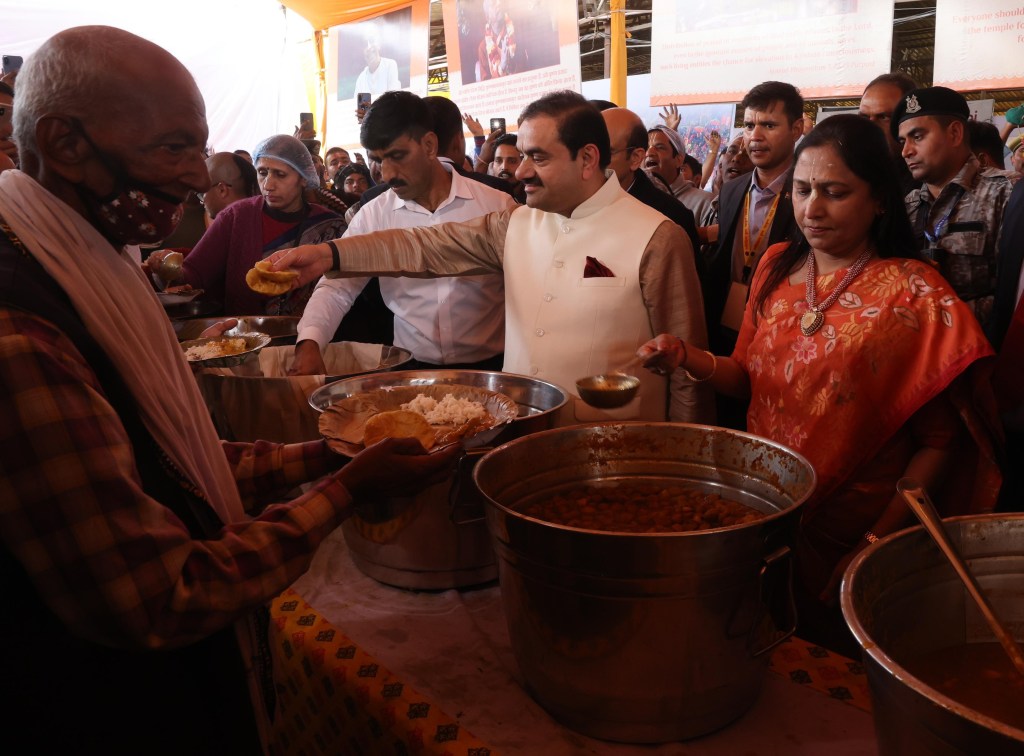 ગૌતમ અદાણી મહાકુંભમાં પહોંચ્યા, સંગમમાં પૂજા અને મહાપ્રસાદ સેવા&nbsp;કરી