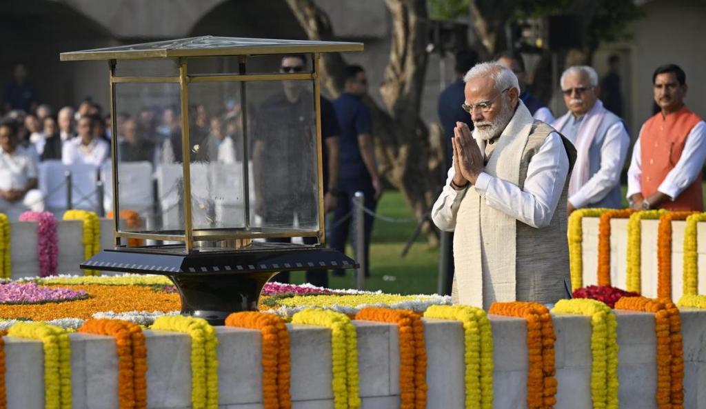 PMએ રાજઘાટ જઈને મહાત્મા ગાંધીની 77મી પુણ્યતિથિ એ શ્રદ્ધાંજલિ&nbsp;આપી