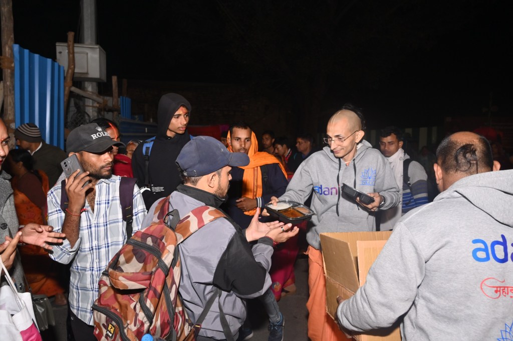 અદાણી-ઈસ્કોનના સ્વયંસેવકો દ્વારા ટ્રાફિક જામમાં ફસાયેલાઓને મહાપ્રસાદ&nbsp;વિતરણ