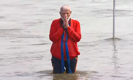 મહાકુંભમાં પવિત્ર સંગમમાં વડાપ્રધાન મોદી એ કર્યું&nbsp;સ્નાન