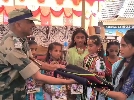 ખાવડાના કુરન ગામમાં BSF દ્વારા શાળાના બાળકોને 1.60 લાખના શૈક્ષણિક સાધનો&nbsp;અપાયા