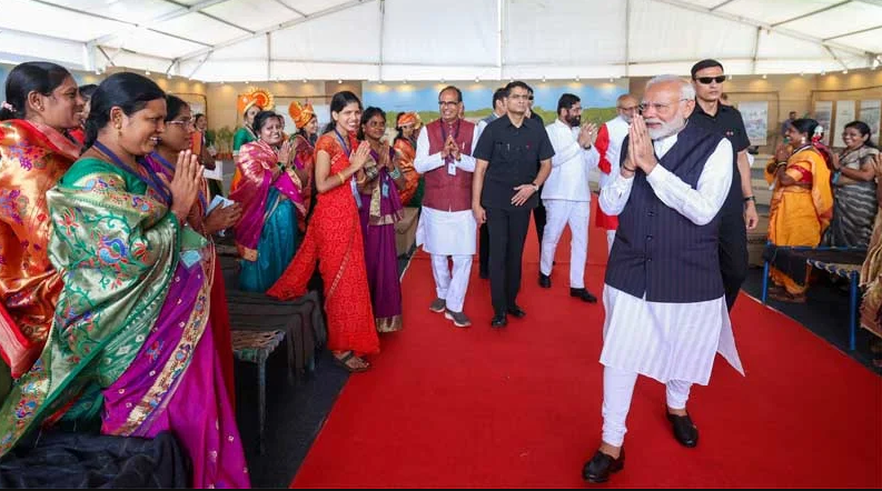 નવસારીમાં વડાપ્રધાન મહિલાઓને નતમસ્તક, કહ્યું- ‘તમારા આશીર્વાદથી ત્રીજીવાર PM&nbsp;બન્યો’