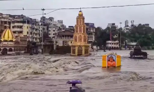 ગુજરાત-મહારાષ્ટ્રમાં ભારે વરસાદ, ઘરો-દુકાનોમાં પાણી&nbsp;ભરાયા