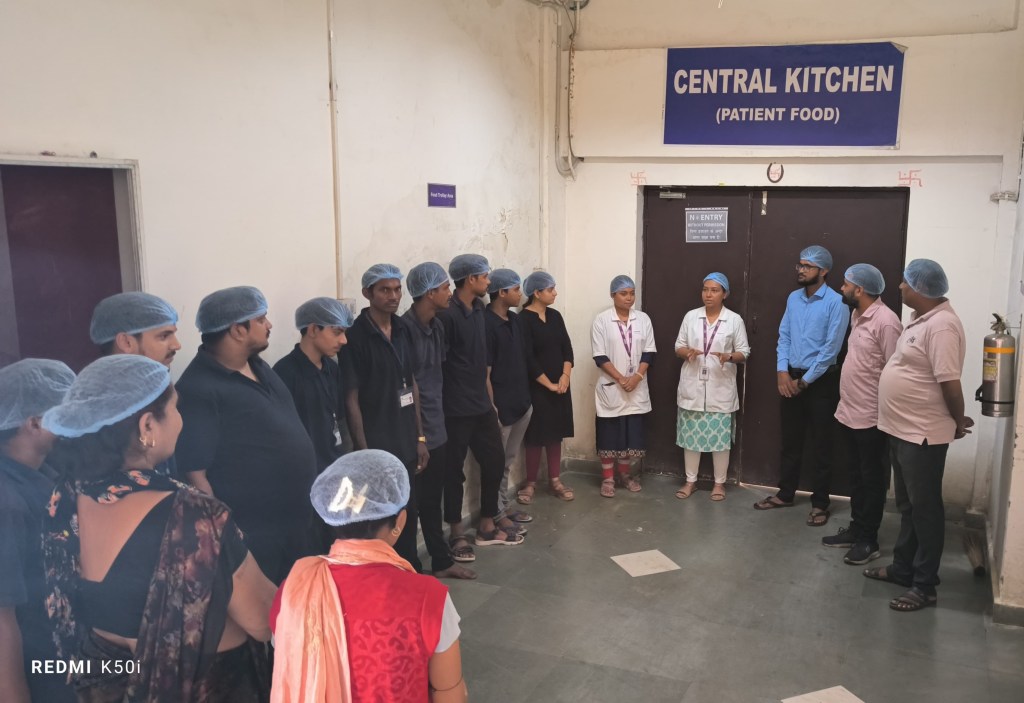 જી. કે. જન. હોસ્પિ.ના  આહાર વિભાગે કિચન સ્ટાફને દર્દી માટે બનતા ખોરાકની ગુણવતા ઉપર માર્ગદર્શન&nbsp;આપ્યું