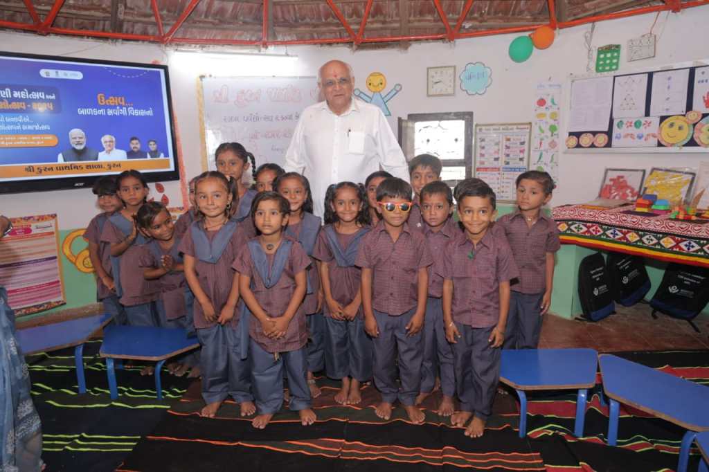 કચ્છના કુરન ખાતેથી મુખ્યમંત્રીશ્રીએ શાળા પ્રવેશોત્સવનો પ્રારંભ કરાવ્યો; બાળકો સાથે વ્હાલભેર કરી&nbsp;ગોષ્ઠી