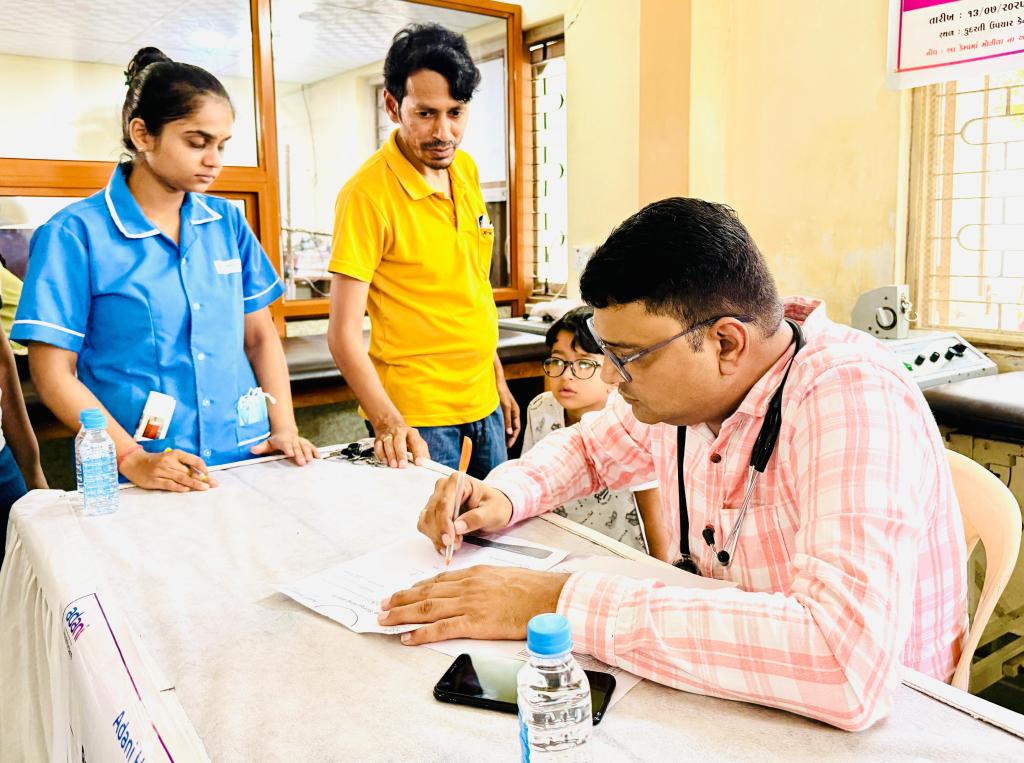 અદાણી ફાઉ. દ્વારા આયોજિત મલ્ટીસ્પેશિયાલીટી મેડિકલ કેમ્પમાં અંતરિયાળ વિસ્તારના દર્દીઓએ બહોળી સંખ્યામાં લાભ&nbsp;લીધો