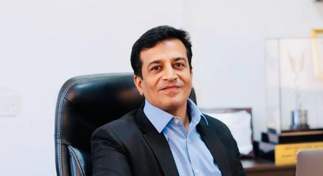 જી.કે.જન. હોસ્પિ.ના ઉચ્ચ વહીવટી હોદ્દા ઉપર અત્યંત વ્યસ્તતા વચ્ચે પણ ENT  સર્જનએ ૫ વર્ષના ચીફ. મેડિ. સુપ્રિ. તરીકેના કાર્યકાળમાં ૬૦૦૦ જેટલા મેજર ઓપરેશન કર્યા અને સારવાર પણ&nbsp;આપી