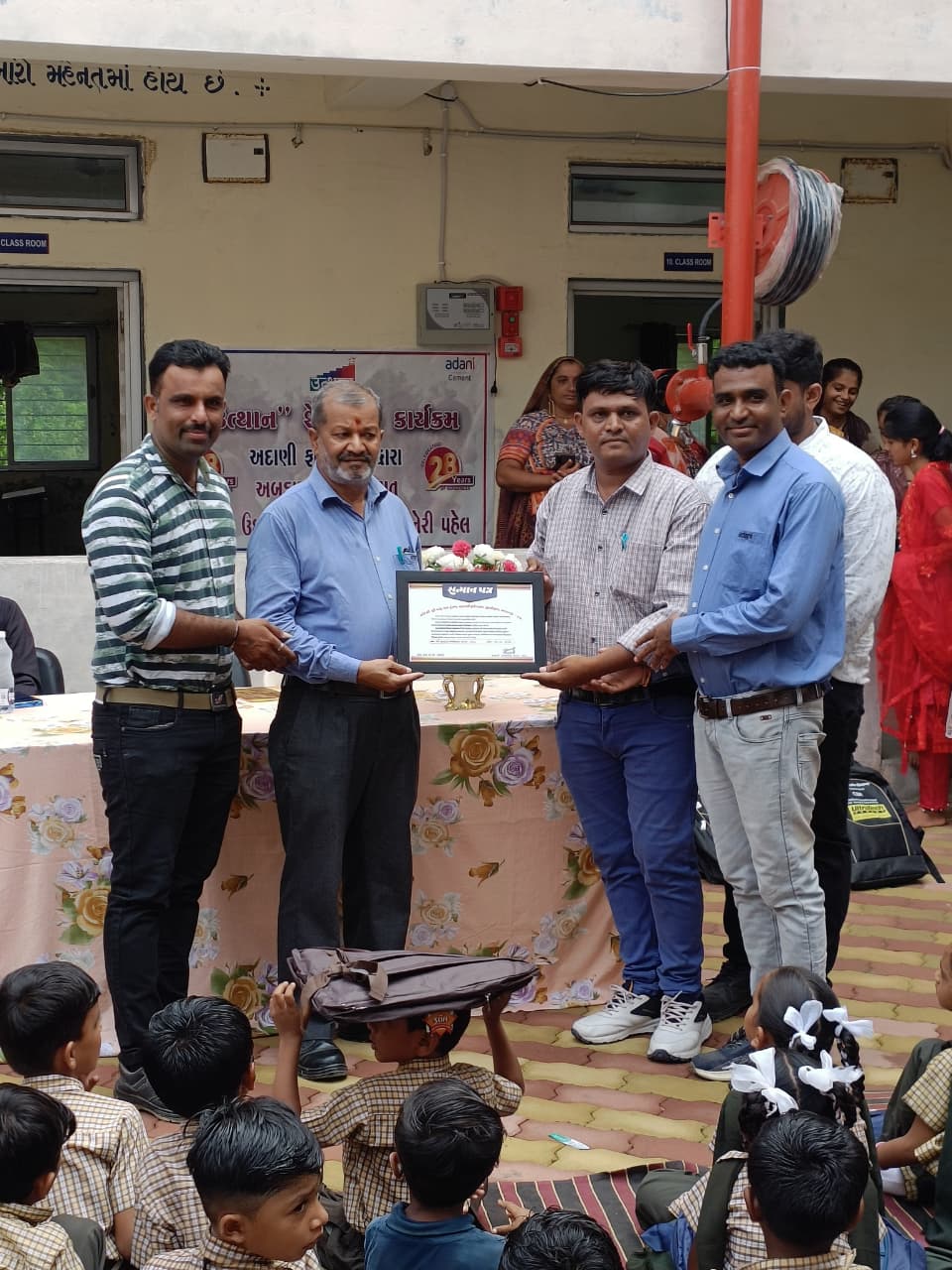 અદાણી ફાઉન્ડેશન દ્વારા અબડાસા અને લખપત તાલુકાની શાળામાં ૧૨૧  બાળકોને શૈક્ષણિક કીટ આપી આવકારવામાં&nbsp;આવ્યાં