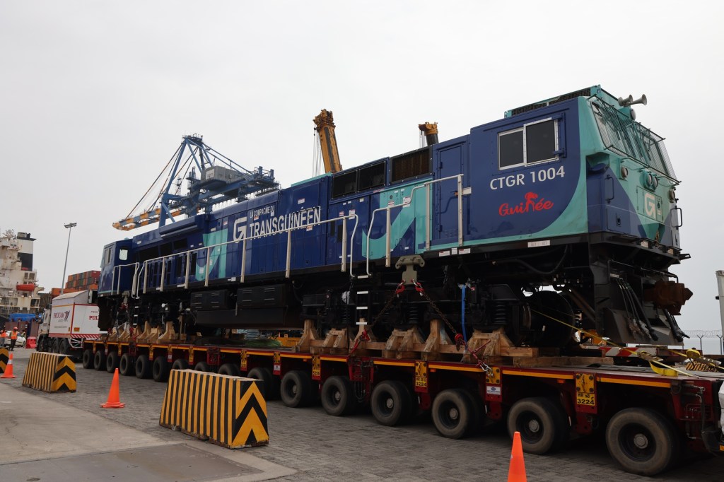 અદાણી પોર્ટ મુન્દ્રા થી ભારતમાં બનાવેલા રેલવે એન્જિનો પશ્ચિમ આફ્રિકાના દેશોમાં&nbsp;રવાના