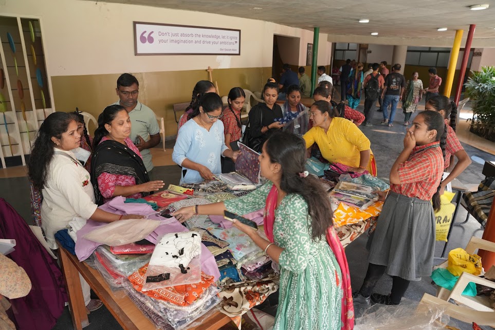 અદાણી વિદ્યામંદિર અમદાવાદ ખાતે દીપોત્સવની ઉજવણી ના ભાગ રૂપે ‘લર્ન ટુ અર્ન’ના પાઠ શીખતા&nbsp;વિદ્યાર્થીઓ