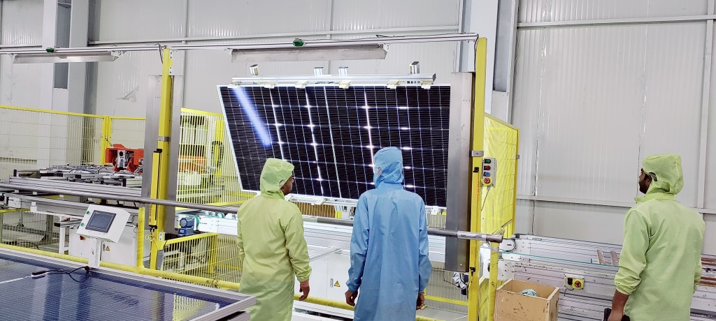 અદાણી સોલારે 15,000 મેગાવોટના સૌરપેનલનું કર્યું શિપિંગ, ભારતના સ્વચ્છ ઉર્જા અભિયાન વિશ્વસ્તરે&nbsp;ચમક્યું