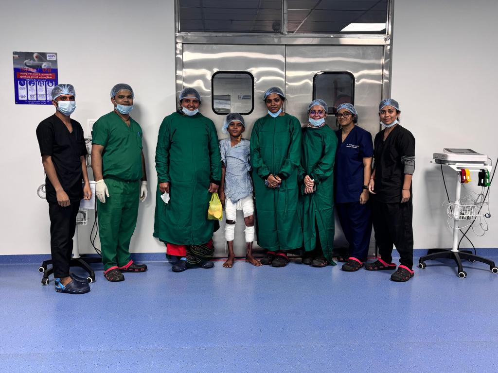 વીજટ્રેકના થાંભલા ઉપર ચડેલા તરુણને કરંટ લાગતા ૫૦- ૬૦ ટકા ગંભીર રીતે દાઝવા છતાં બચાવી&nbsp;લેવાયો