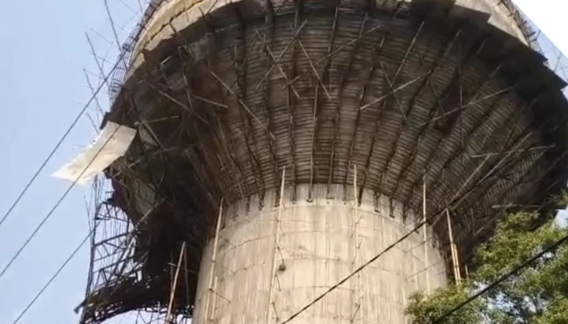 વલસાડમાં નિર્માણાધીન ટાંકીનો સ્લેબનો ભાગ&nbsp;કકડભૂસ