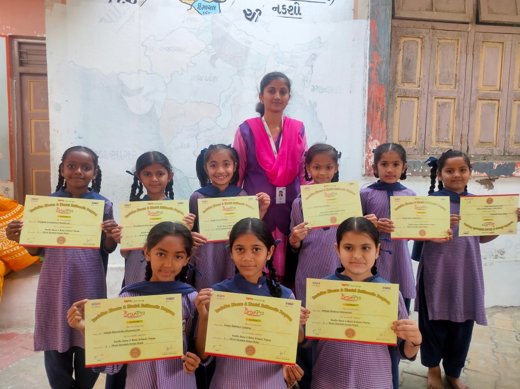 મુન્દ્રામાં અદાણી ફાઉન્ડેશનના ‘પ્રોજેક્ટ ઉત્થાન’ અંતર્ગત ‘ગણિતના જાદુગરો’નું&nbsp;સન્માન