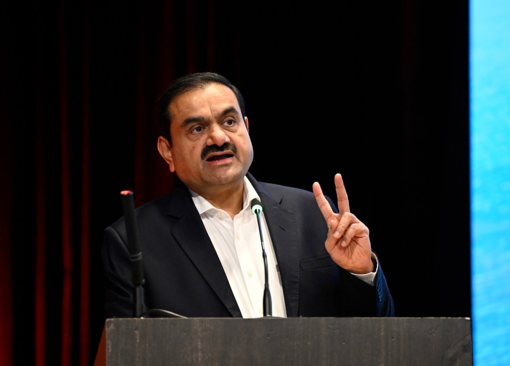 ગૌતમ અદાણીએ APSEZની 500 MMTની સિદ્ધિ ઉજવી